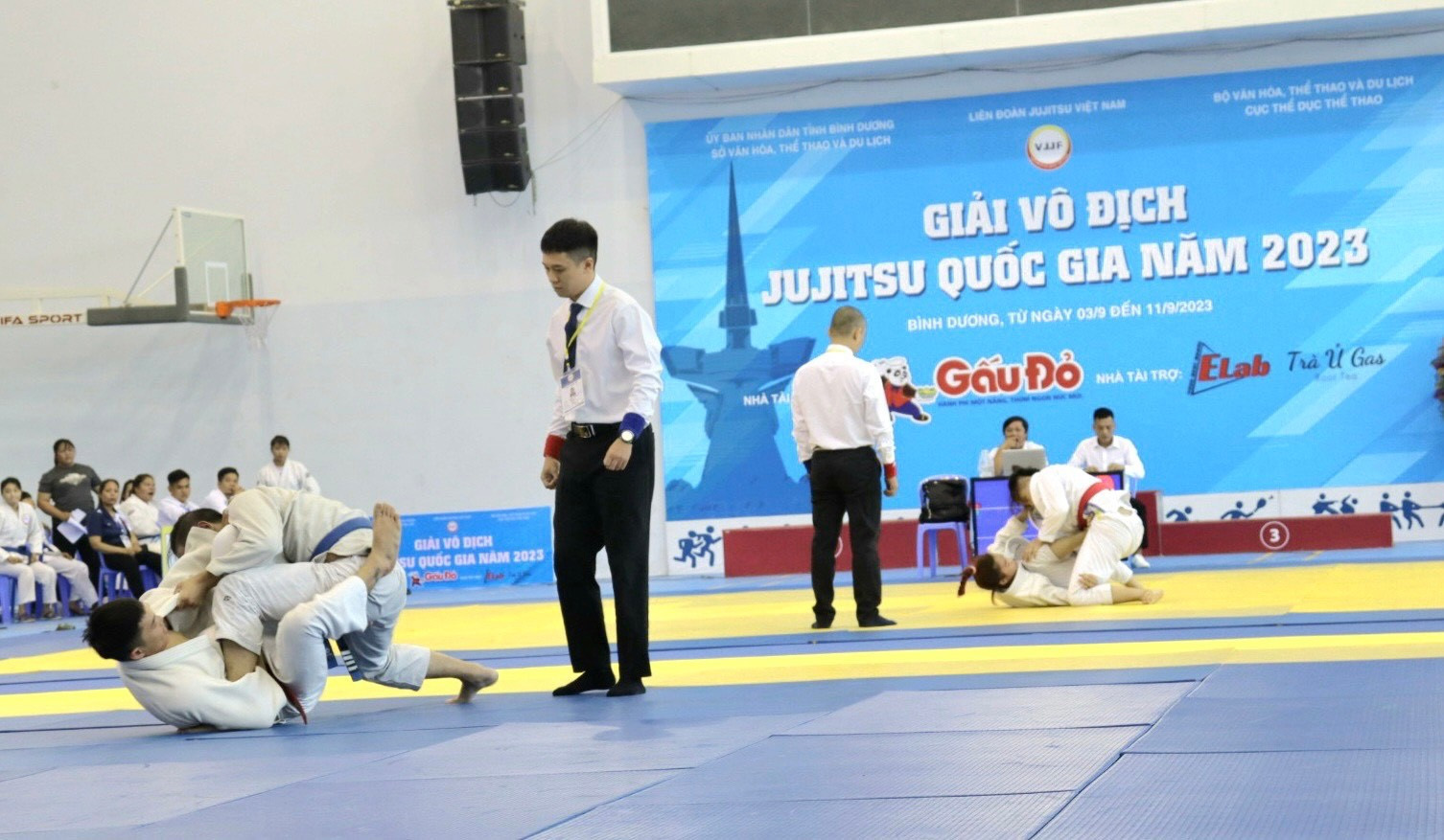 Các vận động viên thi đấu vòng loại ngay sau Lễ khai mạc giải.